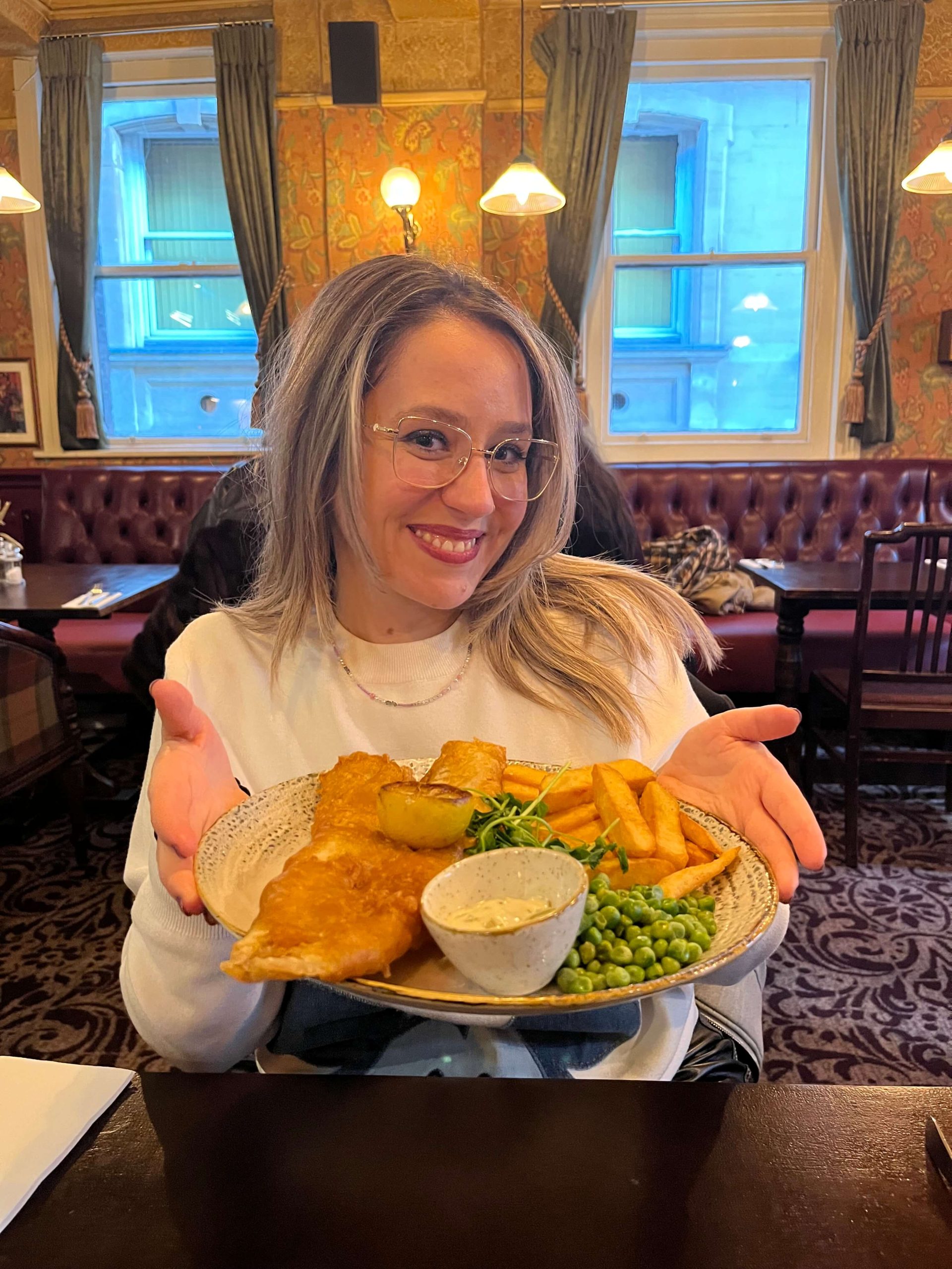 En tu viaje a Londres en 4 días no puedes perderte probar su plato más tradicional: fish and chips. 
