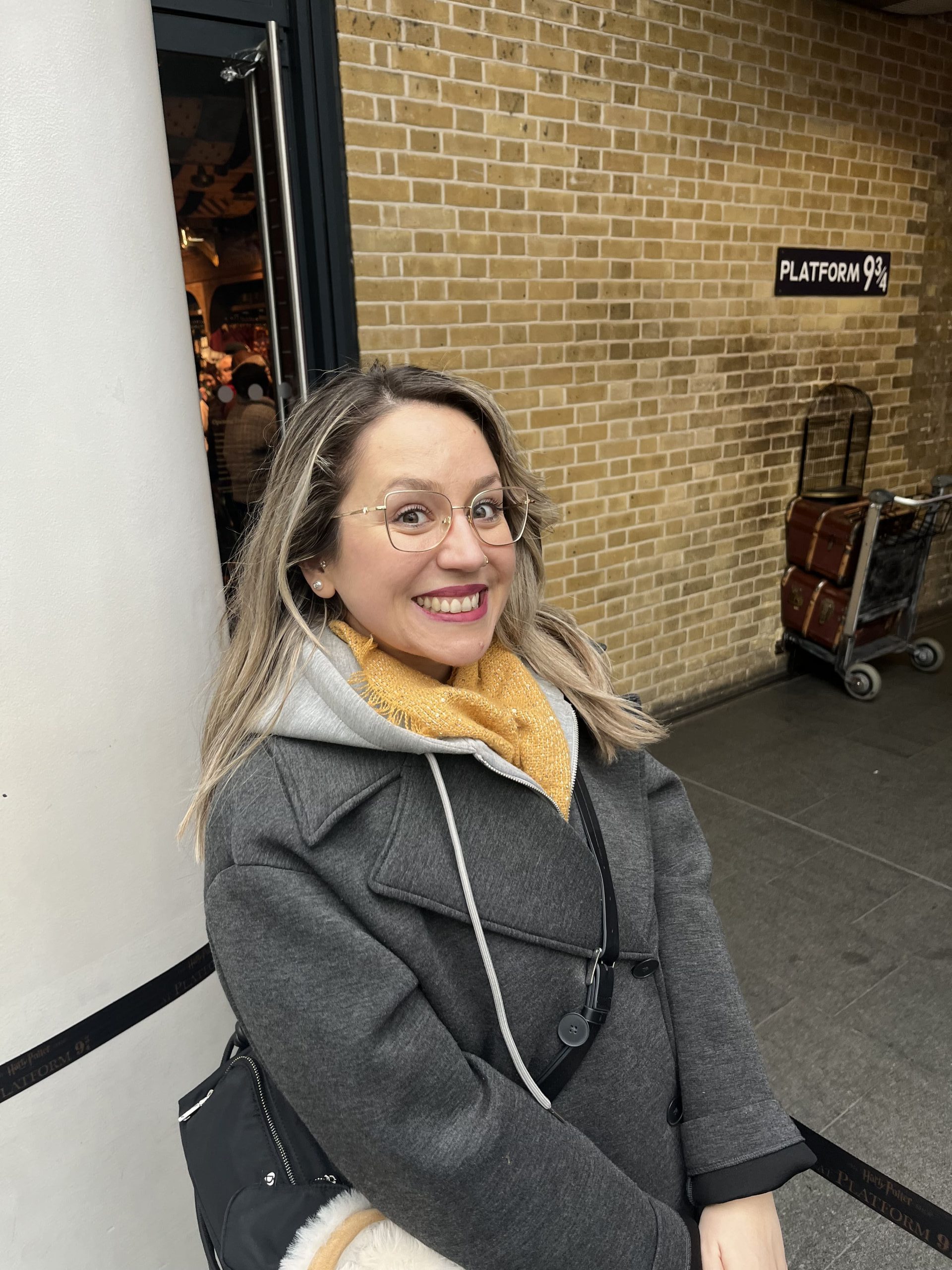 Si eres fan de Harry Potter, no puedes perderte visitar la plataforma 9 y 3/4 durante tu viaje de 4 días en Londres. ¡Pero ojo! Se hacen muchas colas, así que ve temprano