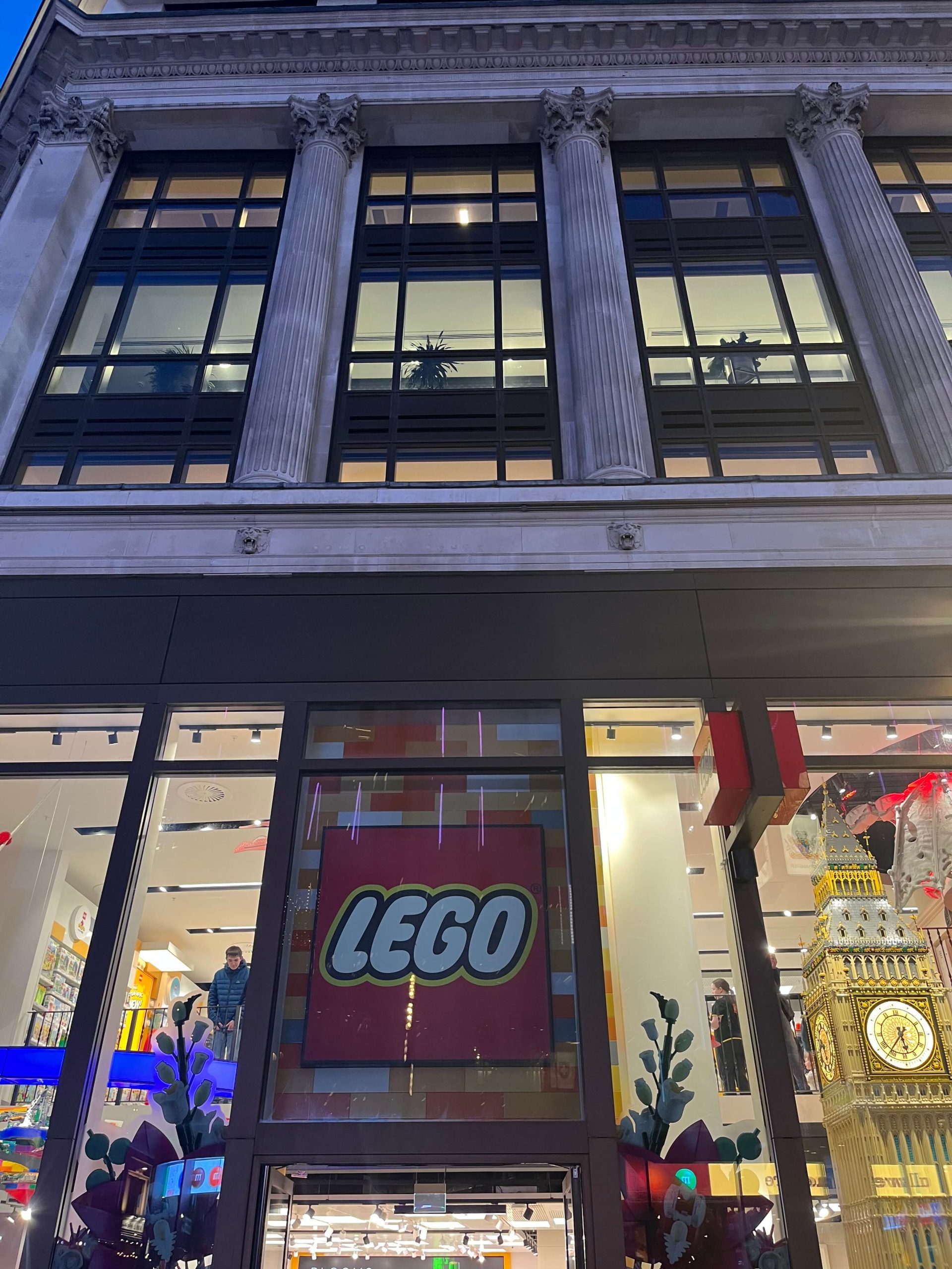 Londres cuenta con una zona de compras con marcas de lujo y además tiendas enormes. Sin duda es de esas cosas que hay que ver en Londres