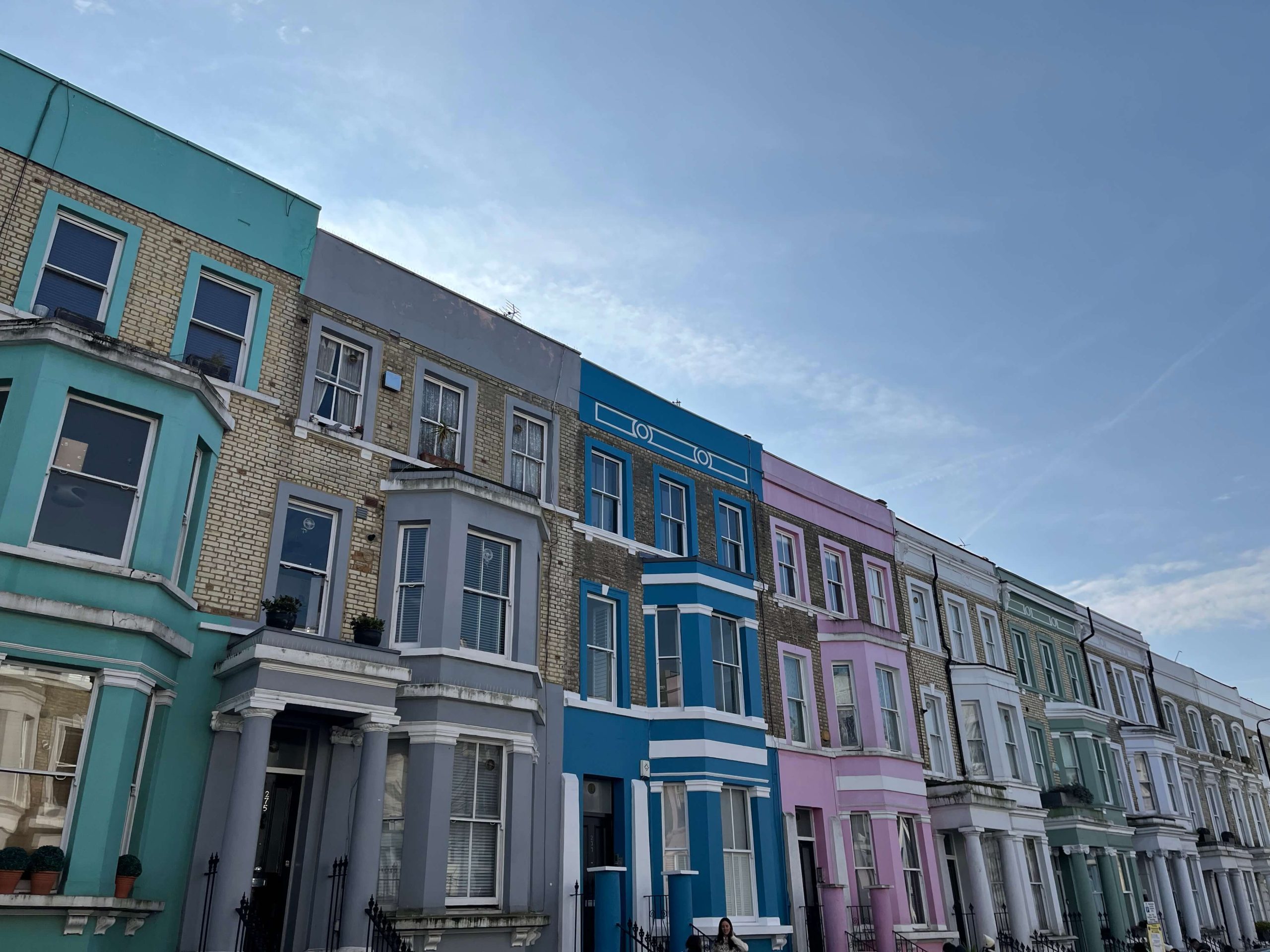Portobello Road es de esos barrios que ver en londres en 4 días. Te va a enamorar todo, desde sus mercadillos hasta su edificios. 