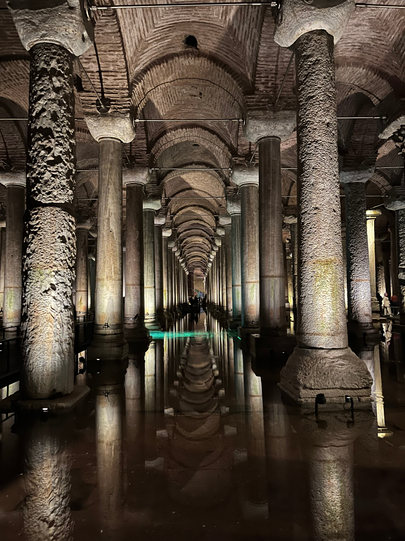 Entre lo mejor qué ver en Turquía en 7 días, está la Cisterna Basílica. Un lugar único en el mundo. 